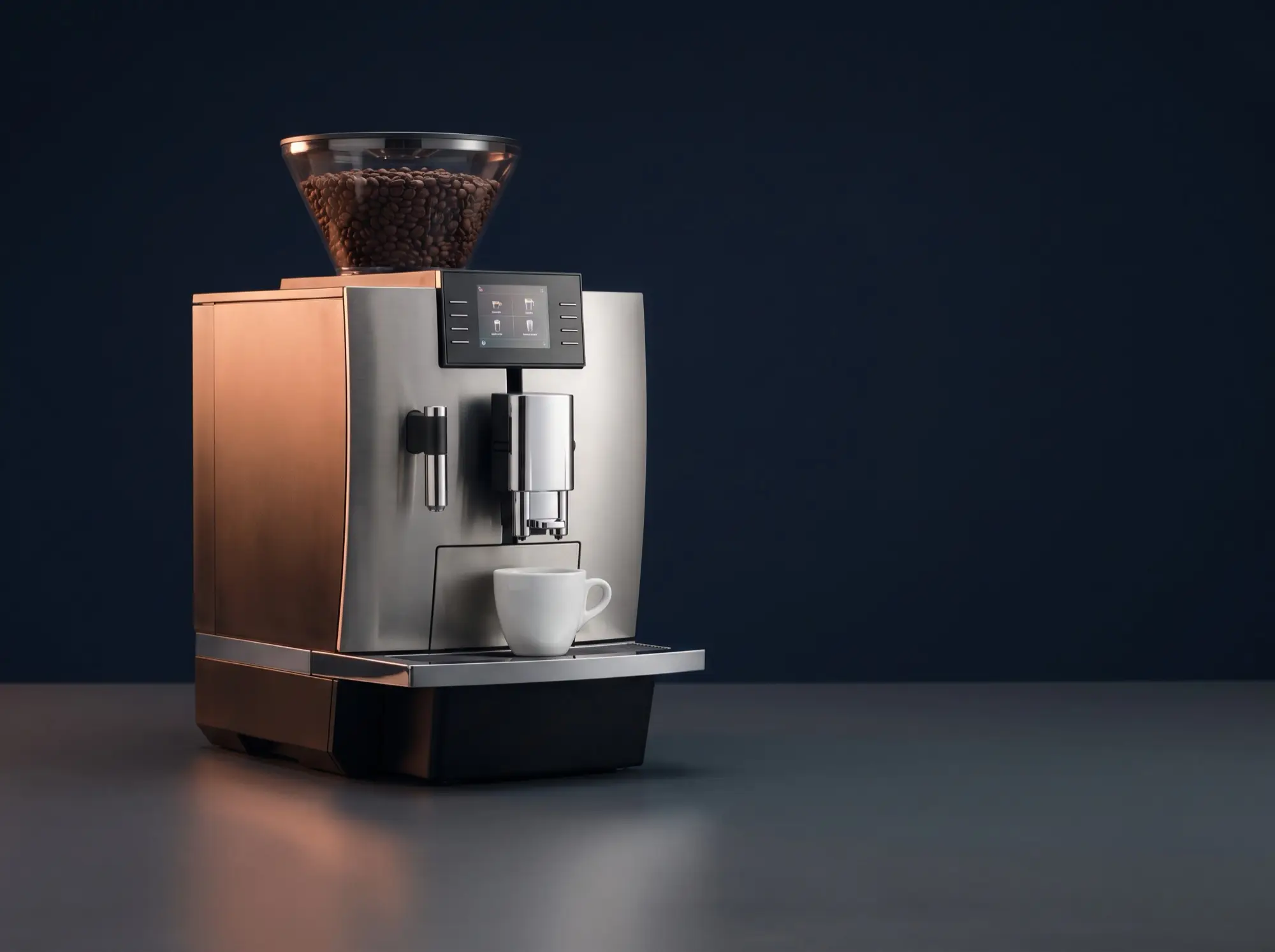 Helautomatisk kaffemaskin i borstat stål med bönbehållare och en vit kopp under pipen